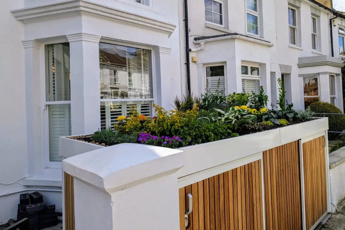 Detailed view of the Verde Forma Plus extensive green roof showcasing lush, carefully curated planting