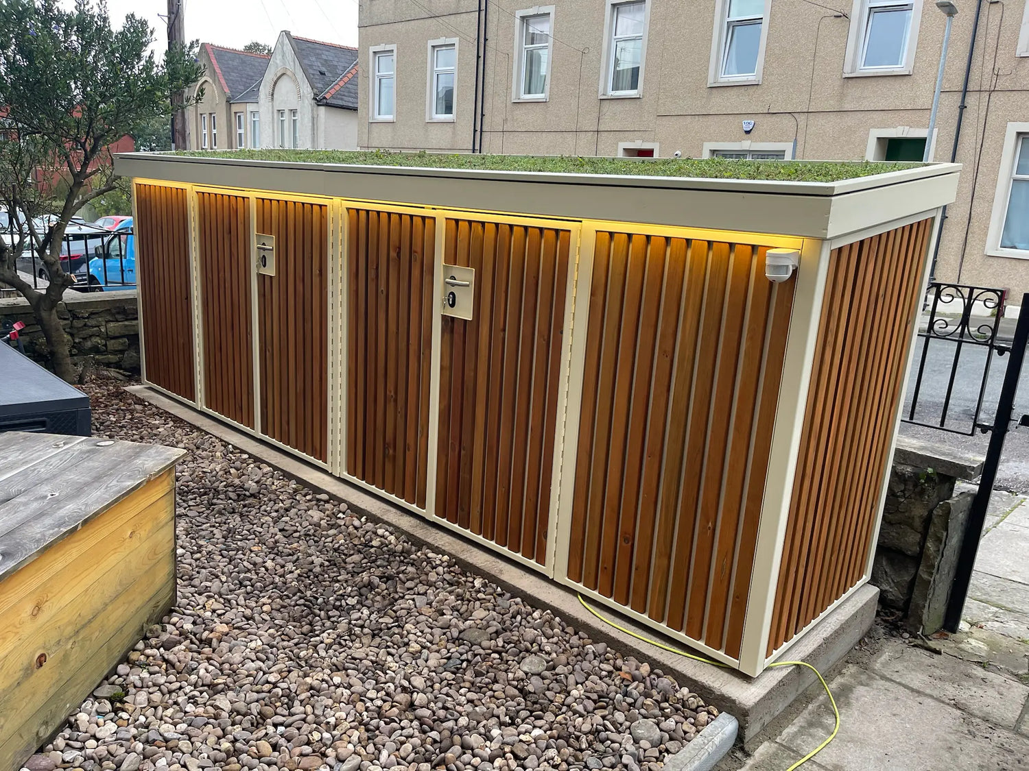 Overview of Verde Plus featuring integrated lighting and sloped extensive green roof