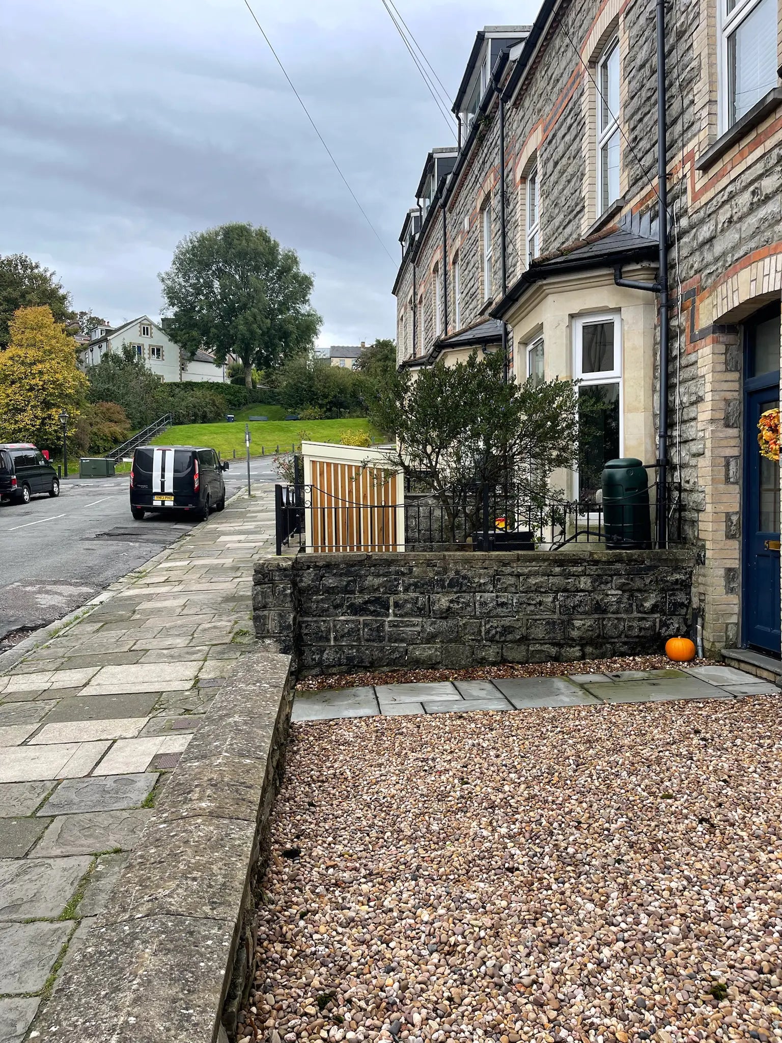 Side detail view of the Verde Plus bike shed with inclined roof and timber cladding